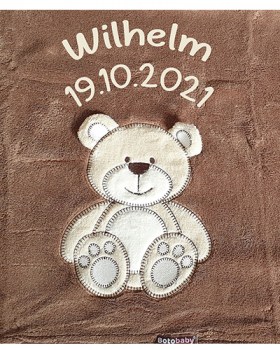 Kuscheldecke in braun mit einem 3D Teddy. Darueber im Bogen ist der Name und das Geburtsdatum in beige gestickt. Auch als Krabbel- oder Gartendecke zum spielen bestens geeignet.
