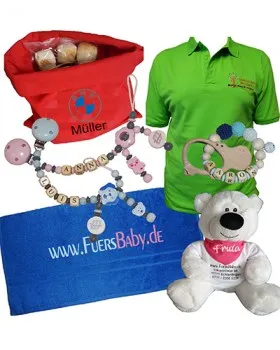 Auswahl von Firmenwerbegeschenken, Handtuch blau www.FuersBaby.de, Eisbär aus recycelten Plastikflaschen mit Werbeshirt und Halstuch mit Name, Schnullerketten und Greifling mit Firmen Logoperle, Arbeitspoloshirt in gruen, Brotbeutel in rot mit BMW Logo