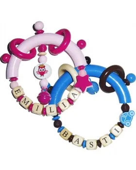 Greifling mit rosa Halbring, pink-rosa. Mit Eule, Stern, 2 kleinen Ringen, Gloeckchen in pink und Namen. Greifling mit blauem Halbring, blau-braun. Mit Auto, kleinen Naturring, Ring in braun, Gloeckchen in blau und Namen. 