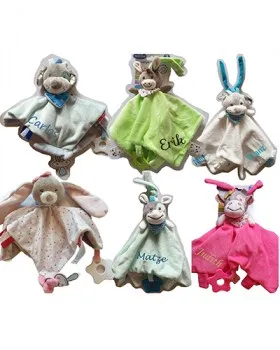 verschiedene Schnuffeltuecher bestickt mit dem Namen werden bei ihrem Liebling zum treuen Begleiter und lassen ihr Kind liebevoll einschlafen