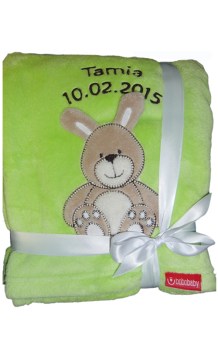 Weiche anschmiegsame Babydecke in gruen mit einem 3D Hasen. Bestickt mit dem Namen und dem Geburtsdatum. Als Geschenk mit einer weissen Satinschleife verpackt.