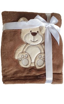 Kuscheldecke in braun mit einem 3D Teddy. Darueber im Bogen ist der Name und das Geburtsdatum in beige gestickt. Auch als Krabbel- oder Gartendecke zum spielen bestens geeignet.