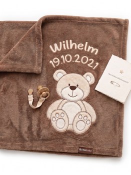 Kuscheldecke in braun mit einem 3D Teddy. Darueber im Bogen ist der Name und das Geburtsdatum in beige gestickt. Auch als Krabbel- oder Gartendecke zum spielen bestens geeignet.