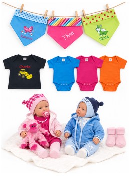 Personalisierte Babykleidung: Babypuppen in Rosa und Blau, bunte Bodys, besticktes T-Shirt und Halstücher vor weißem Hintergrund.