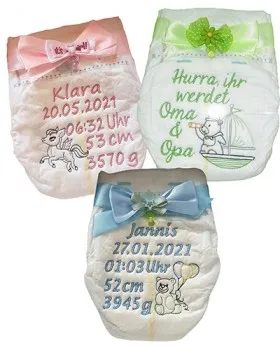 Eine bestickte Wegwerfwindel zur Geburt, damit man nichts vergisst. Jede Farbe ist moeglich, selbst designt aus vielen Motiven, dekoriert mit Scheife und kleinem Nuckel