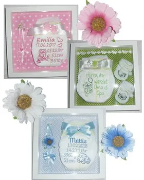 Wie waere es mit einem Bilderrahmen, welchen man selbst designen kann? Rosa, gruen, hellblau oder jede Farbe ist moeglich. Rahmen mit bestickter Windel mit Geburtsdaten, farblich passende Blume und Babysoeckchen.