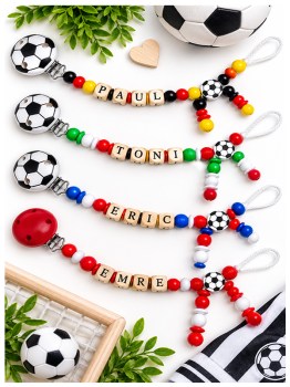 Fußball-Schnullerketten aus Holz individuell gestaltet in verschiedenen Farben