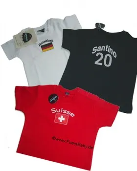 Trikots fuer Babys in rot mit Schweizer Fahne, weiss und schwarz mit Deutschlandfahne, personalisiert mit dem Namen eures Lieblings. 100% Baumwolle