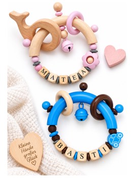 Personalisierte Greiflinge aus Holz mit Namen für Babys