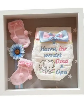 Wegwerfwindel  Hurra ihr werdet Oma und Opa in einem Bilderrahmen 25x25cm incl. grauem Stoff mit Sternchen, rosa Soeckchen, rosa-hellblaue Schleife und einer blauen Blume. Ein tolles Geschenk zur Geburt