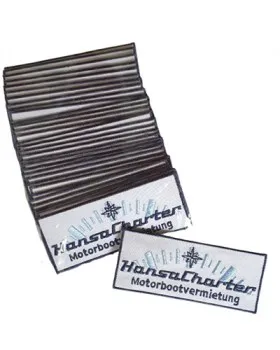 Aufbuegelbare oder aufnaehbare Aufnaeher / Patches mit Werbebeispiel HansaCharter- Motorbootvermietung. Sie bestimmen wie der Patches aussehen soll
