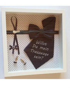 Bilderrahmen weiß personalisiert mit einem Einstecktuch  bestickt mit Willst du mein Trauzeuge sein?
