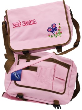 personalisierte Wickeltasche in der Farbe rosa mit einem Schmetterling und Name bestickt