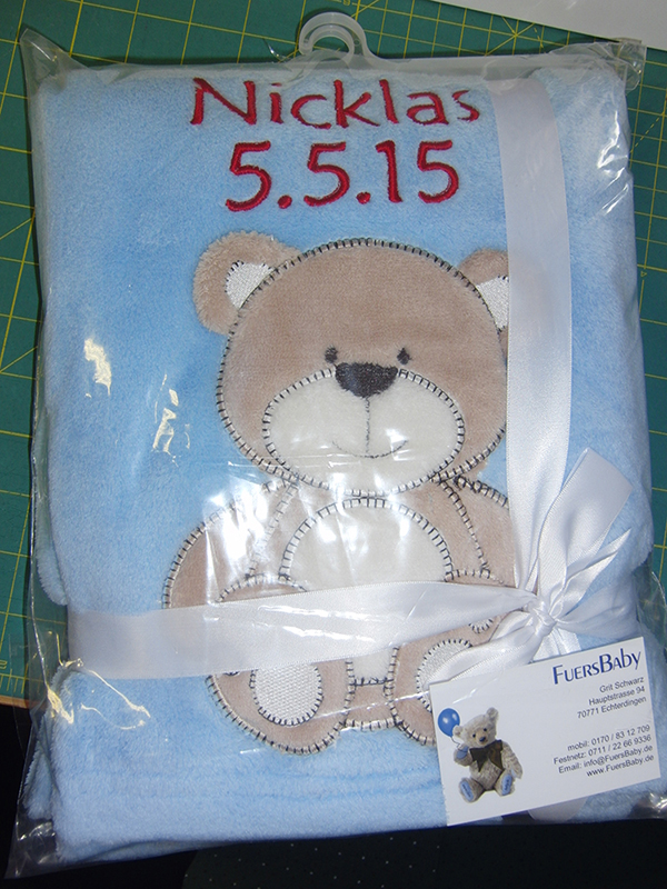 Hellblaue Babydecke mit 3 D Teddy und Name, Geburtsdatum in rot bestickt