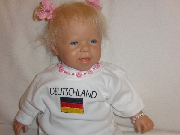 Fuer ihren Liebling ein Trikot in weiss mit Flagge und Laenderkennzeichnung bestickt.