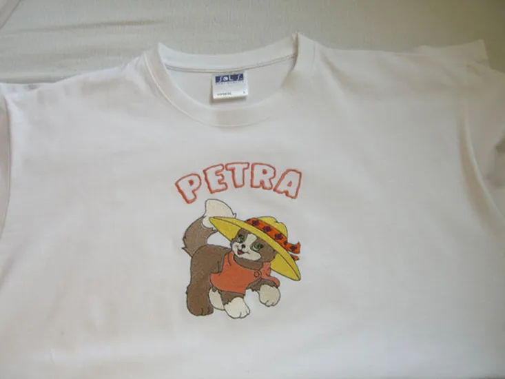 100% Baumwolle- Jersey Baby Shirt in weiß mit Katze und Namen bestickt.
