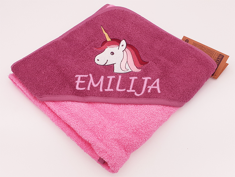 pink farbiges Badetuch mit Einhorn und Name bestickt