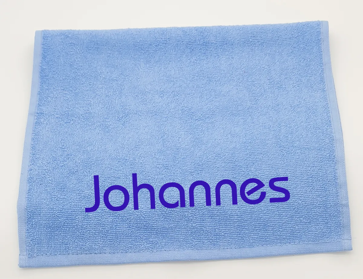 Hellblaues Frotteetuch mit Namen bestickt 30x50cm
