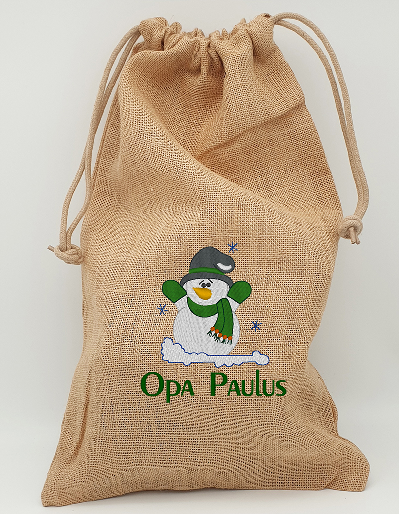 Großer Nikolausbeutel aus naturfarbener Jute mit Schneemann-Motiv und grüner Namensstickerei Opa Paulus, 30 x 45 cm
