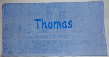 hellblaues Duschtuch mit Name bestickt