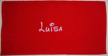 rotes Handtuch mit dem Namen LUISA in rosa, in der Mitte, bestickt