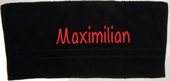 Besticktes Handtuch in schwarz mit Namen in rot bestickt