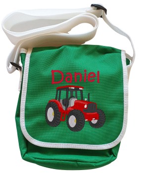 Grüne Kindergartentasche mit Namen und einem roten Traktor bestickt