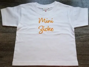 Weisses Baby T Shirt in orange mit Mini Zicke bestickt