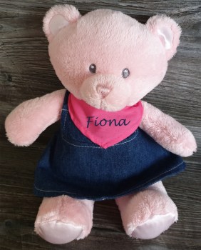 Teddy rosa mit Rock Halstuch und Name