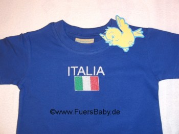 Kleidet euer Baby in ein blaues personalisiertes Fan Shirt von Italia.