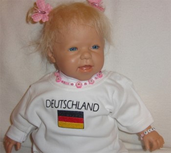 Fuer ihren Liebling ein Trikot in weiss mit Flagge und Laenderkennzeichnung bestickt.