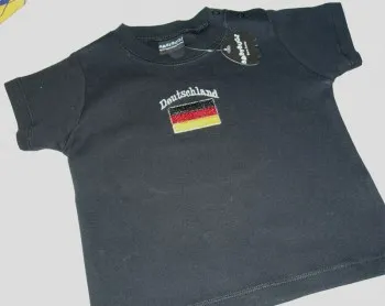 Baby T Shirt in schwarz mit Deutschlandflagge und Laenderkennzeichnung