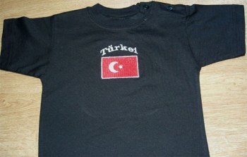 schwarzes Baby Shirt personalisiert mit Tuerkischer Flagge und Namen bestickt