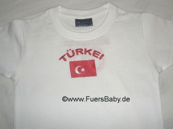 Zeigen Sie das ihr Herz fuer den tuerkischen Fussball schlaegt und kleiden ihr Baby in ein weisses Shirt mit tuerkischer Flagge