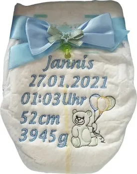 Bestickte Windel für Jungen mit Babynamen, Geburtsdatum, Uhrzeit, Größe und Gewicht in der Schriftart Androgyne, verziert mit einem Teddy mit Luftballons und einer hellblauen Schleife.