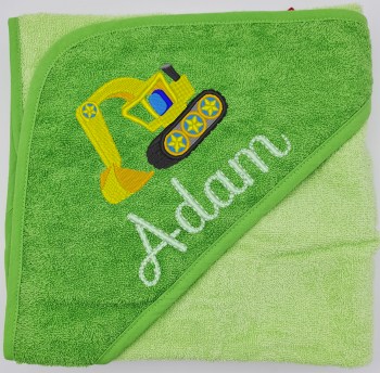 Baby Kapuzentuch in hellem apfelgrün mit einem Bagger und dem Namen auf der Kapuze gestickt