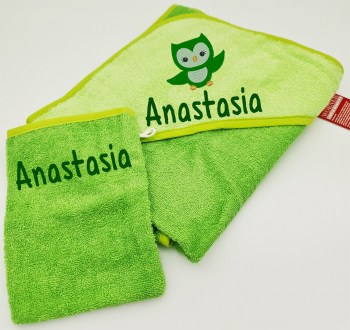Baby Badetuch grün mit Motiv und Name auf der Kapuze und dazu ein Waschhandschuh mit Name