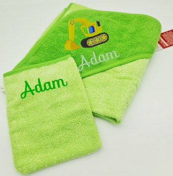 Set aus Kapuzentuch und Waschhandschuh in hellem grün, bestickt mit einem Bagger und dem Namen auf der Kapuze