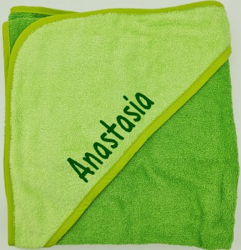 Baby Badetuch grün mit Name auf der Kapuze