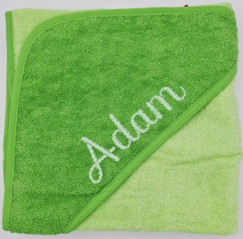 Kapuzen- Badetuch in hellem apfelgrün mit Namen auf der Kapuze gestickt