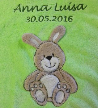 Kuscheldecke gruen mit Hasenapplikation und Namen personalisiert