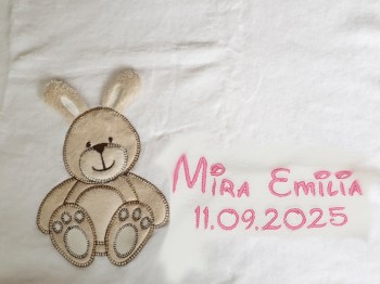 Babydecke weiss mit 3D Hasenmotiv, Name und Geburtsdatum in rosa bestickt