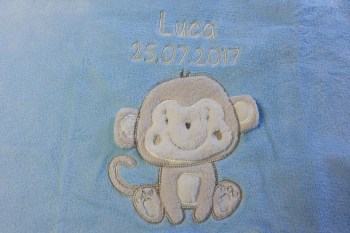 Hellblaue Babydecke mit 3D Affe, Namen und Geburtsdatum bestickt