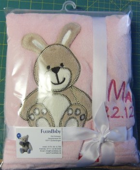 Babydecke Hase mit Namen bestickt in rosa