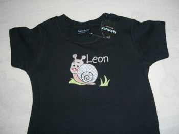 Schwarzes Baby Shirt mit gestickter Schnecke und dem Namen des Kindes
