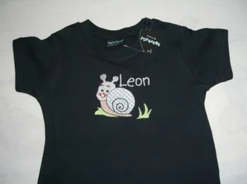 Schwarzes Baby Shirt mit gestickter Schnecke und dem Namen des Kindes