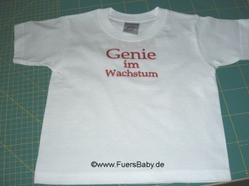 Shirt fuer Babys in weiss mit Spruch Genie im Wachstum. Stick in jeder Farbe moeglich