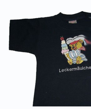 Schwarzes Baby Shirt mit Teddy und Namen bestickt. Es gibt ueber 100 verschiedene Teddys, welche aufgestickt werden koennen.