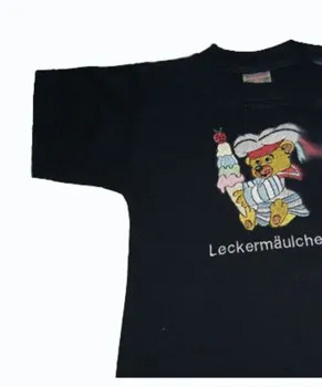 Schwarzes Baby Shirt mit Teddy und Namen bestickt. Es gibt ueber 100 verschiedene Teddys, welche aufgestickt werden koennen.