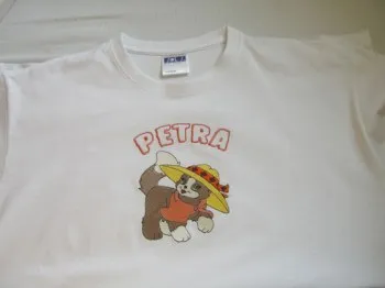 100% Baumwolle- Jersey Baby Shirt in weiß mit Katze und Namen bestickt.